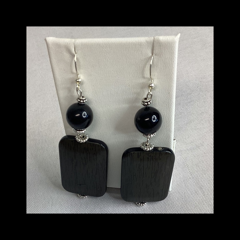Elegant Black Bead and Rectangular Drop Earrings - Women Jewelry 105 - Picture 3 of 4